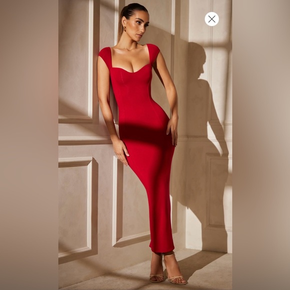 Oh Polly - DOLCEZZA Sweetheart Neckline
Maxi Dress in Red - Picture 1 of 2